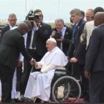 Accueilli par le Premier Ministre Jean-Michel Sama Lukonde à l'aéroport International de Ndjili, le Pape François foule le sol congolais