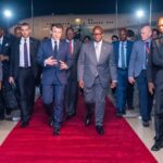 Accueilli par le Premier Ministre Jean-Michel Sama Lukonde, le Président français Emmanuel Macron est arrivé à Kinshasa