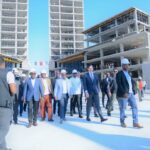 En visite d'inspection sur le chantier du Centre financier de Kinshasa, une œuvre de son gouvernement, le Premier Ministre Jean-Michel Sama Lukonde satisfait de l'évolution des travaux 7 mois après